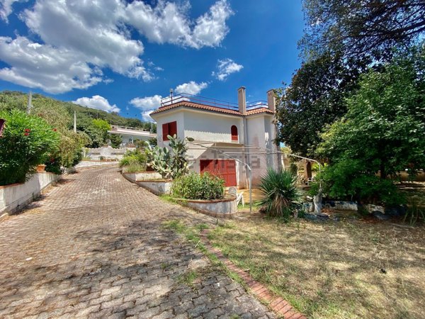 casa indipendente in vendita a Pozzuoli in zona Lucrino