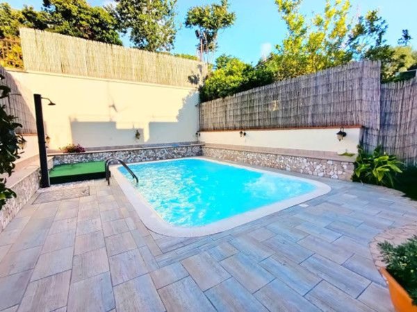 casa indipendente in vendita a Pozzuoli in zona Monterusciello