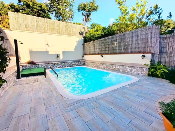 casa indipendente in vendita a Pozzuoli in zona Monterusciello