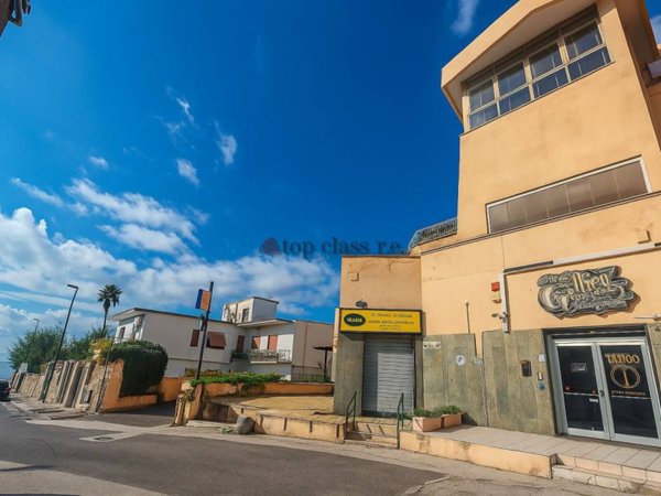 negozio in vendita a Pozzuoli in zona Solfatara