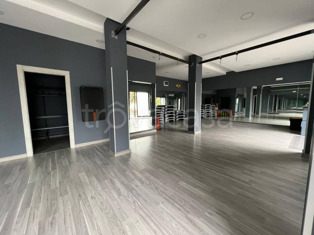 negozio in vendita a Pozzuoli in zona Monterusciello