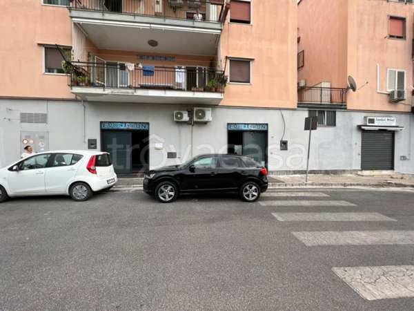 negozio in vendita a Pozzuoli in zona Monterusciello