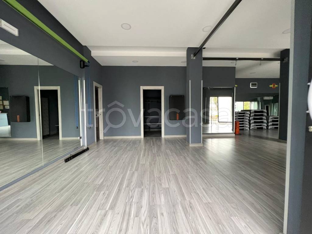 negozio in vendita a Pozzuoli in zona Monterusciello