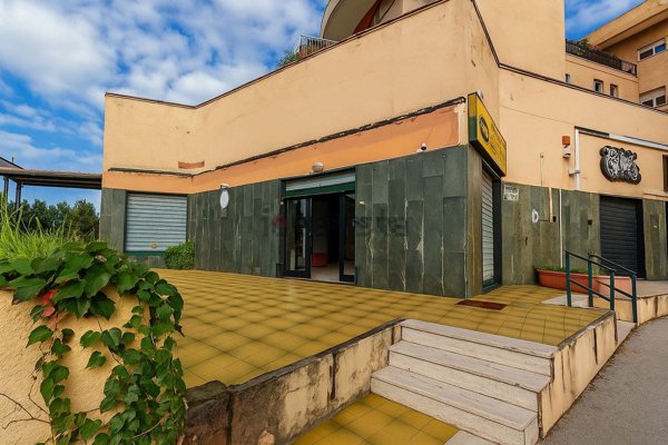 locale commerciale in vendita a Pozzuoli in zona Solfatara