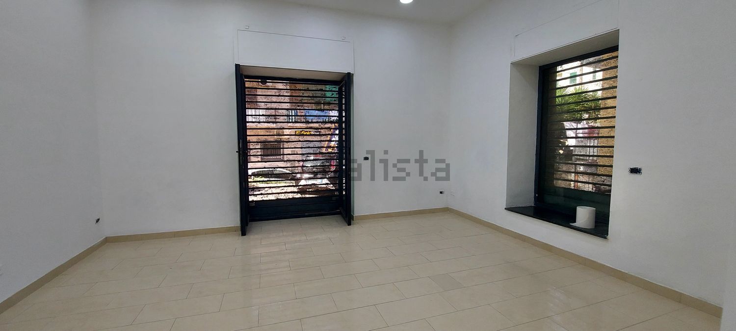 locale commerciale in vendita a Pozzuoli