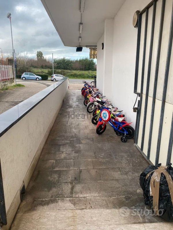 locale commerciale in vendita a Pozzuoli in zona Monterusciello