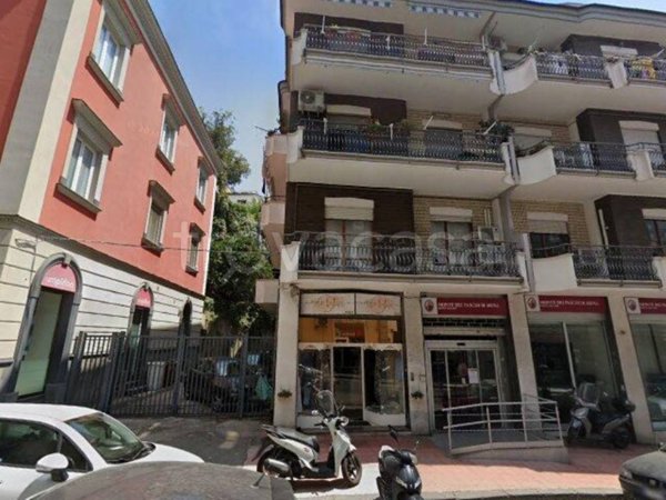 negozio in vendita a Pozzuoli