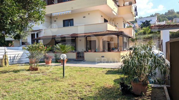 casa indipendente in vendita a Pozzuoli in zona Cuma
