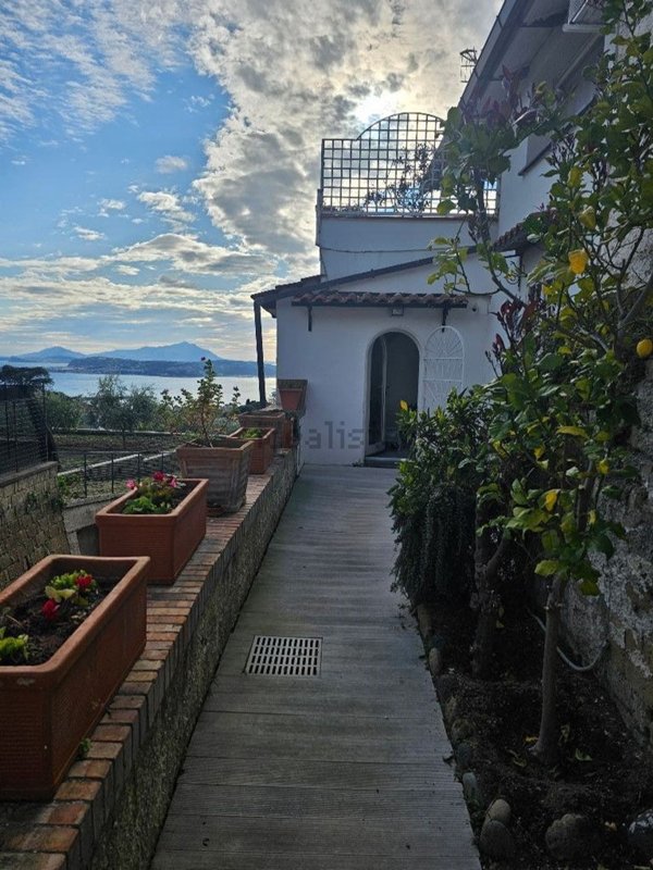casa indipendente in vendita a Pozzuoli