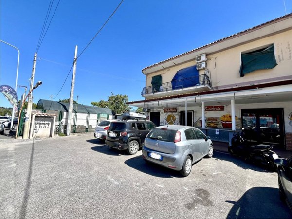 locale commerciale in vendita a Pozzuoli