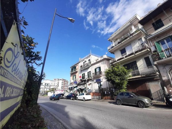 locale commerciale in vendita a Pozzuoli