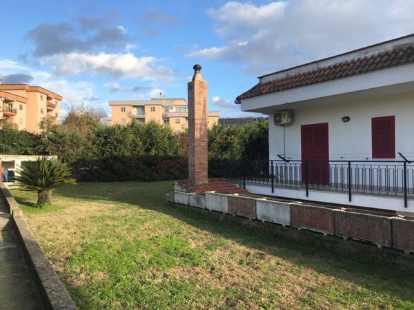 casa indipendente in vendita a Pozzuoli in zona Monterusciello