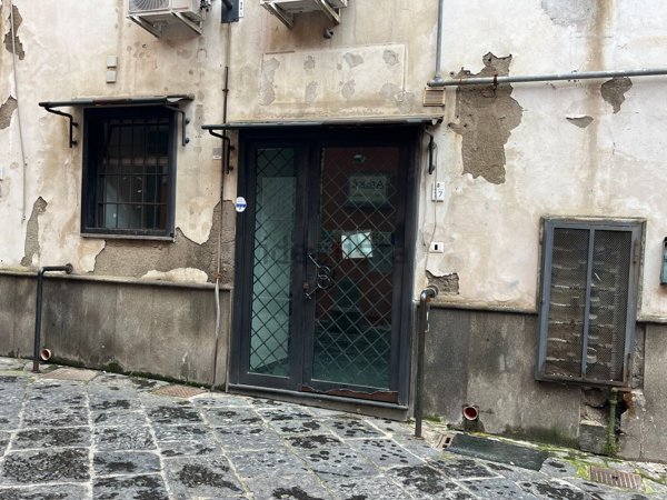 locale commerciale in vendita a Pozzuoli
