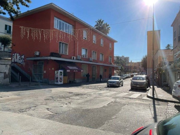 negozio in vendita a Pozzuoli