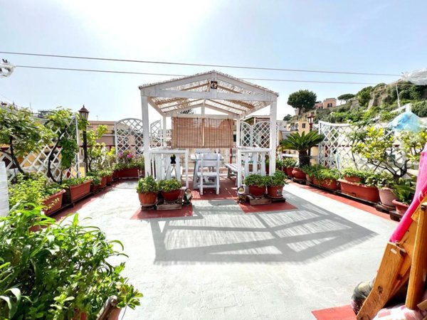 casa indipendente in vendita a Pozzuoli