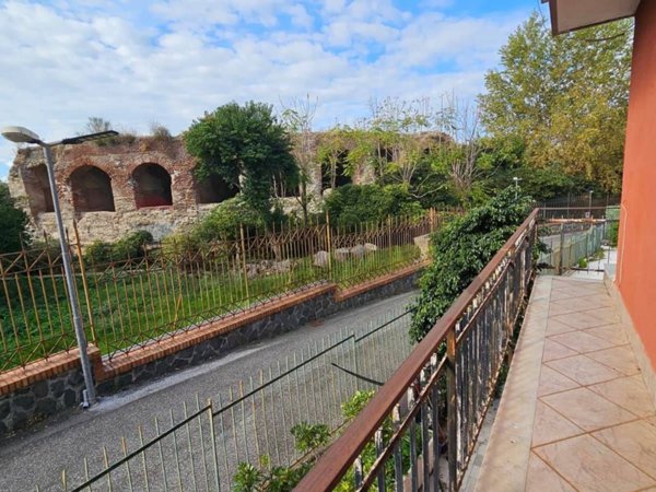 locale commerciale in vendita a Pozzuoli in zona Solfatara