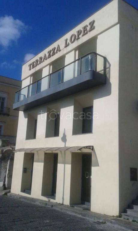 negozio in vendita a Pozzuoli
