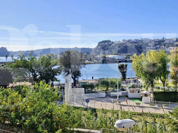 appartamento in vendita a Pozzuoli in zona Lucrino