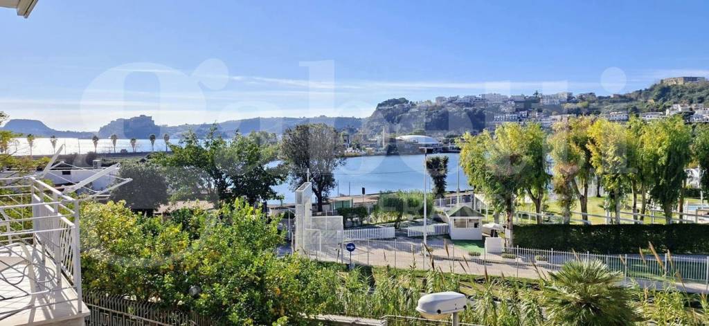 appartamento in vendita a Pozzuoli in zona Lucrino