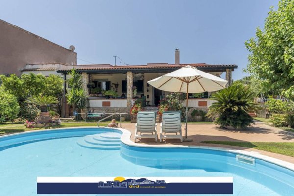 casa indipendente in vendita a Pozzuoli