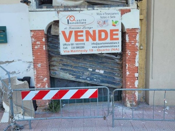 negozio in vendita a Pozzuoli