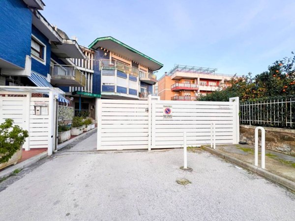 locale commerciale in vendita a Pozzuoli in zona Arco Felice