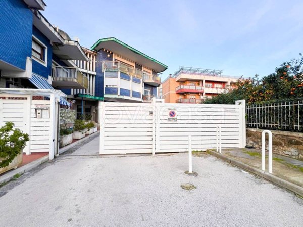 locale commerciale in vendita a Pozzuoli in zona Arco Felice