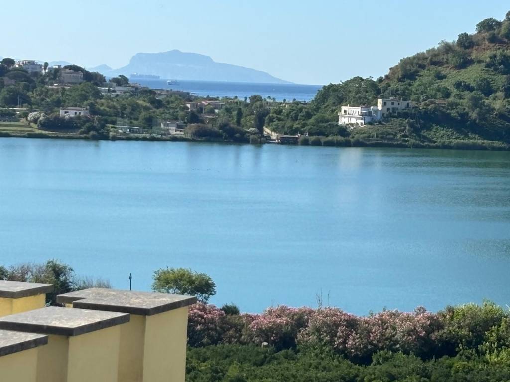 casa indipendente in vendita a Pozzuoli in zona Lucrino