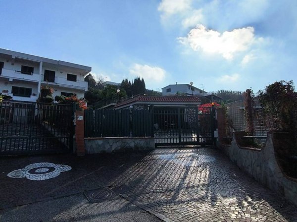 casa indipendente in vendita a Pozzuoli in zona Monterusciello