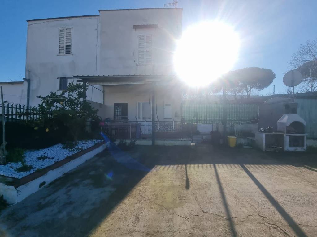 casa indipendente in vendita a Pozzuoli in zona Monterusciello