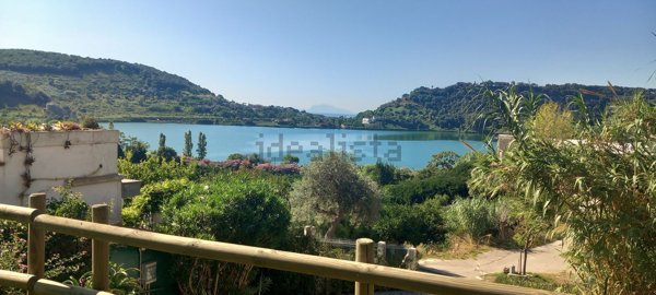 casa indipendente in vendita a Pozzuoli in zona Lucrino