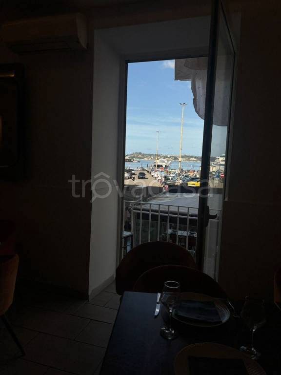 negozio in vendita a Pozzuoli