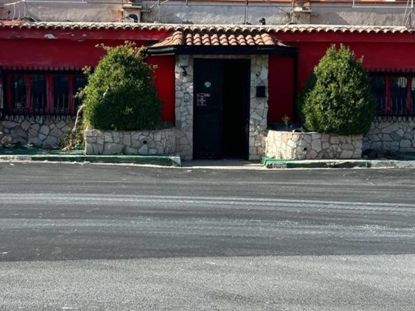 negozio in vendita a Pozzuoli in zona Monterusciello