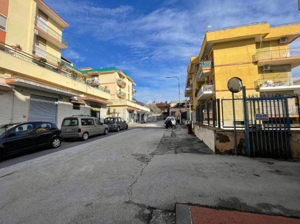 negozio in vendita a Pozzuoli in zona Arco Felice