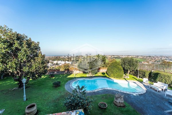 casa indipendente in vendita a Pozzuoli in zona Cuma