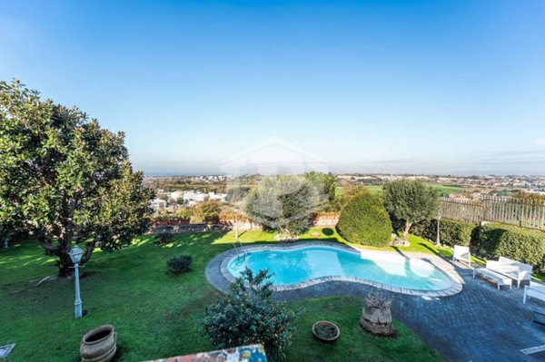 casa indipendente in vendita a Pozzuoli in zona Monterusciello