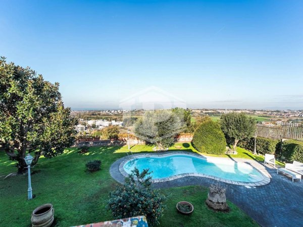 casa indipendente in vendita a Pozzuoli in zona Cuma