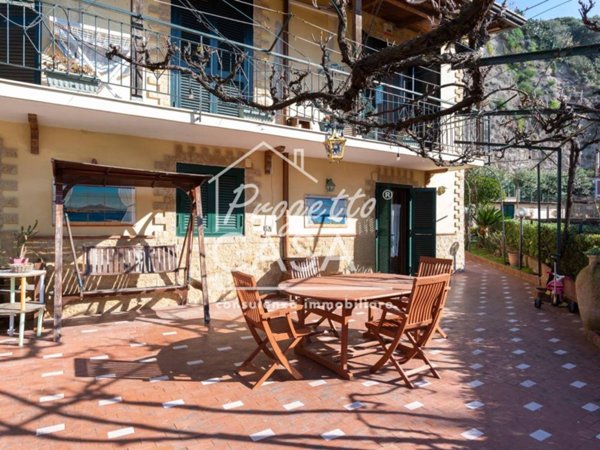 casa indipendente in vendita a Pozzuoli