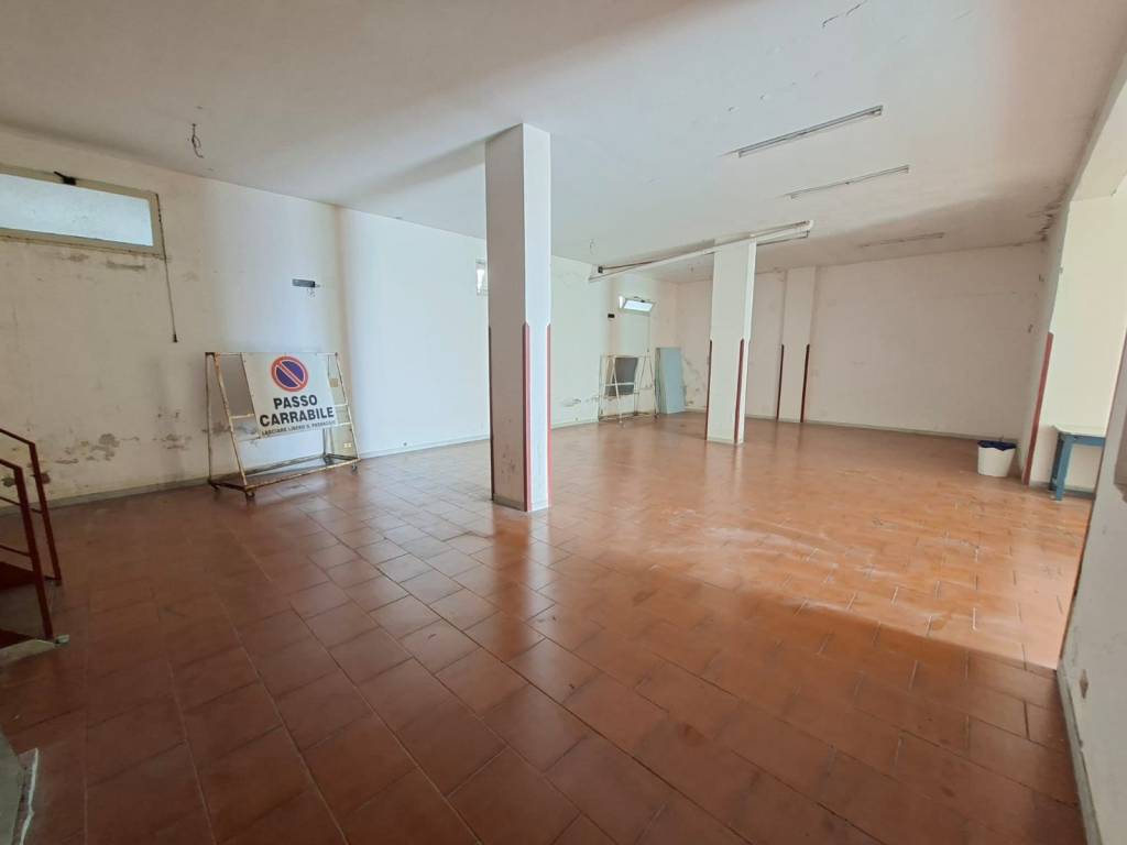 locale commerciale in vendita a Pozzuoli in zona Pisciarelli