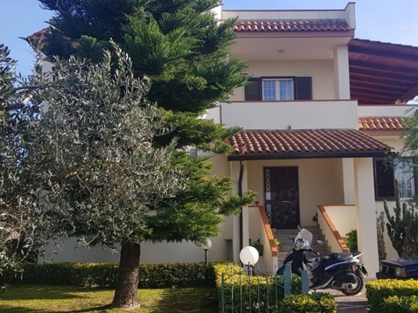 casa indipendente in vendita a Pozzuoli in zona Cuma