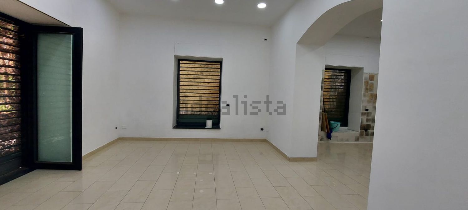 locale commerciale in vendita a Pozzuoli