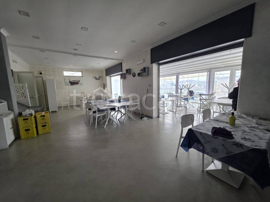 negozio in vendita a Pozzuoli