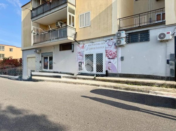 locale commerciale in vendita a Pozzuoli in zona Monterusciello