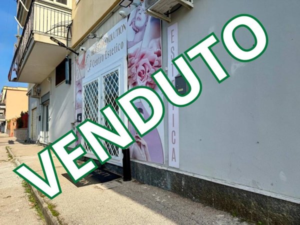 locale commerciale in vendita a Pozzuoli in zona Monterusciello