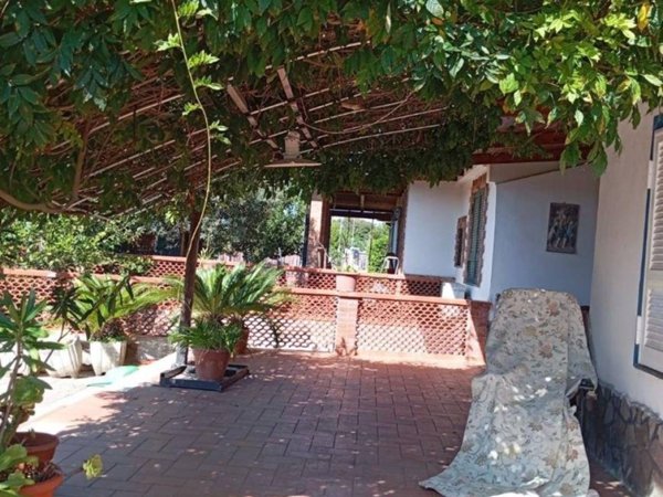 casa indipendente in vendita a Pozzuoli in zona Monterusciello