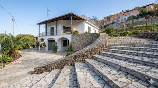 casa indipendente in vendita a Pozzuoli in zona Arco Felice