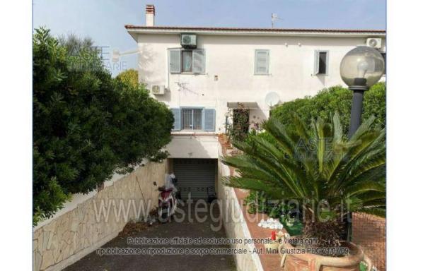 casa indipendente in vendita a Pozzuoli in zona Monterusciello