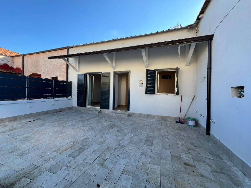 casa indipendente in vendita a Pozzuoli in zona Licola Lido