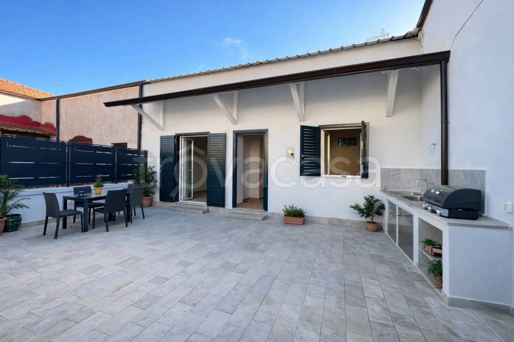 casa indipendente in vendita a Pozzuoli in zona Licola Lido