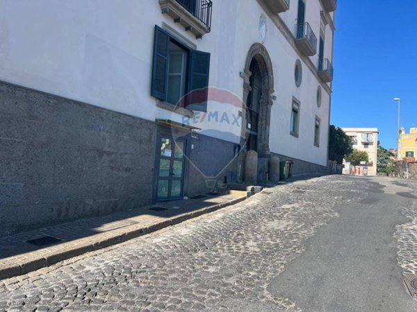 negozio in vendita a Pozzuoli